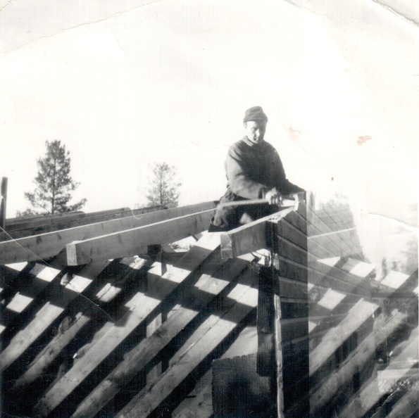 Olavi Pellonpää katonteossa
