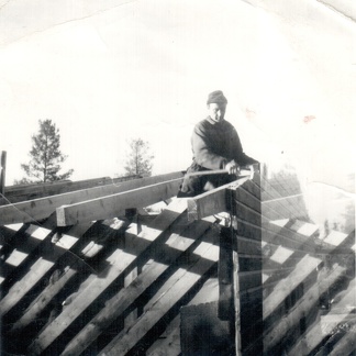 Olavi Pellonpää katonteossa