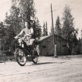 Elvi Pellonpää moottoripyöräilee