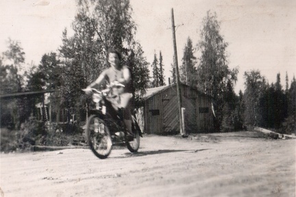 Elvi Pellonpää moottoripyöräilee