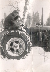 Olavi Pellonpää traktorin ratissa