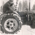 Olavi Pellonpää traktorin ratissa
