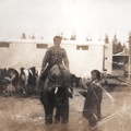 Veikko Kuosku (1934–1983) norsun selässä