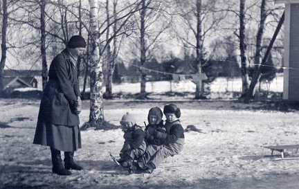 Elli Fennia Wilhelmiina Artto e. Laine (1899–1976) lapsineen