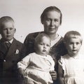 Elli Fennia Wilhelmiina Artto e. Laine (1899–1976) lapsineen
