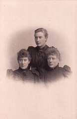 Johanna Sofia (1871–1955), Helmi Emilia (1872–1935) ja Naima Kristina Hernberg (1874–1994)