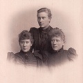 Johanna Sofia (1871–1955), Helmi Emilia (1872–1935) ja Naima Kristina Hernberg (1874–1994)