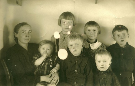 Hulda Uusitalo e. Hiltunen (1915–1987) lapsineen