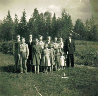 Hulda Uusitalo e. Hiltunen (1915–1987) ja Heikki Uusitalo (1909–1975) lapsineen